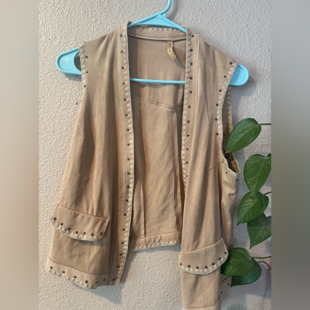 SHYANNE WOMEN'S FAUX SUEDE WHIPSTITCH FRINGE VEST